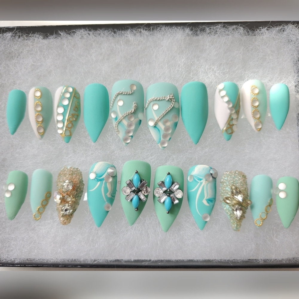Luxurious press-on Nails - Picture 9 of 13